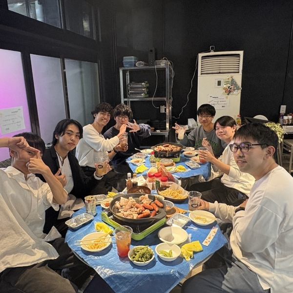 仲間や家族との楽しいひとときを最大限に満喫できます。また、特別なリクエストやお祝いのサプライズにも柔軟に対応いたしますので、お気軽にご相談ください。心温まる雰囲気の中で、焼肉を囲みながら素敵な思い出を作りましょう！皆様のご予約お待ちしております。