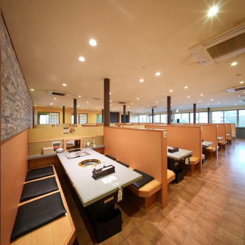 8人掛のお席です。家族みんなで気軽に楽しめる焼肉食べ放題のお店です。安心・安全にお食事をお楽しみいただける環境づくりに心がけています。
