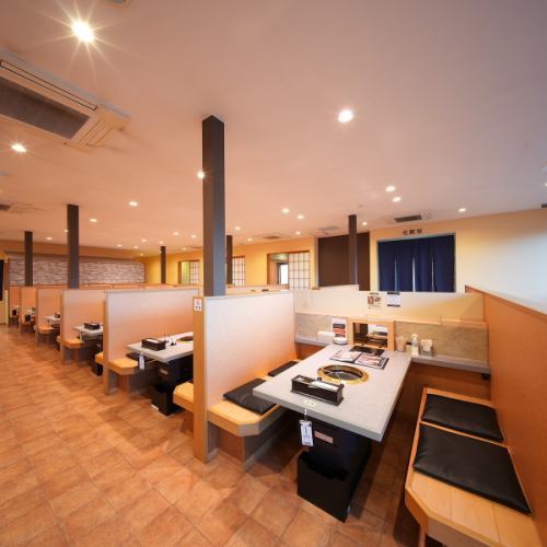 ご家族でも安心の広々としたテーブル席