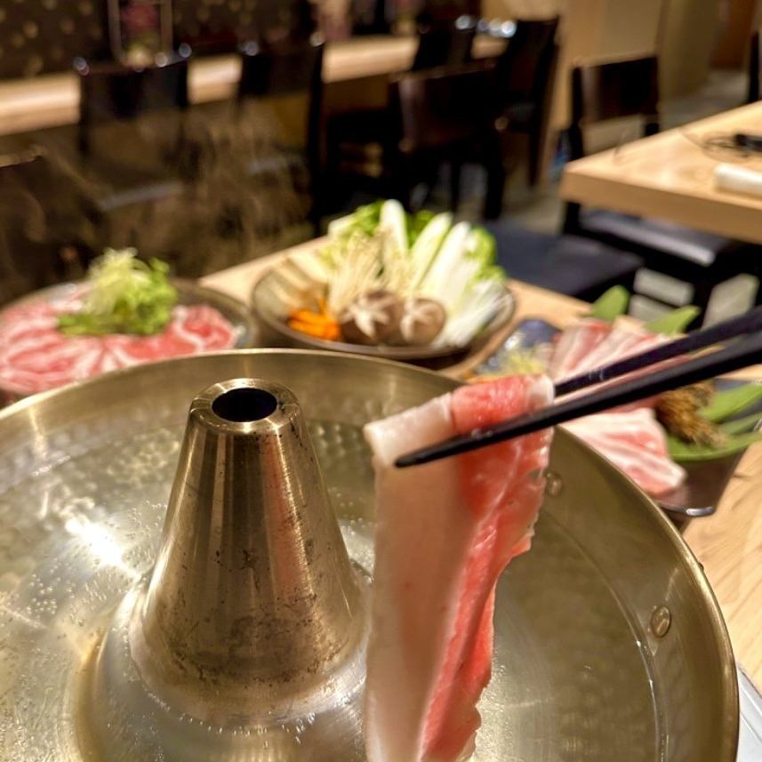 A restaurant where you can enjoy Genghis Khan, motsu nabe, and shabu-shabu at the same time! We use a smokeless roaster!