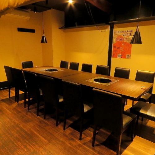 間にカセットコンロを置いてジンギスカンとモツ鍋が同時に召し上がれます。10人から14人までご利用いただけます。