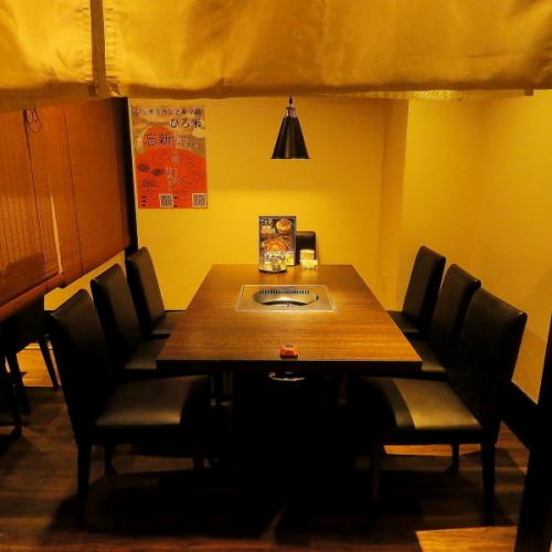 フロア貸切もお気軽にお問い合わせください。お仕事帰り、ご友人と、二次会などプライベートなシーンにも最適です。フロア貸切も可能ですが、ロールカーテンで仕切ることもできます。