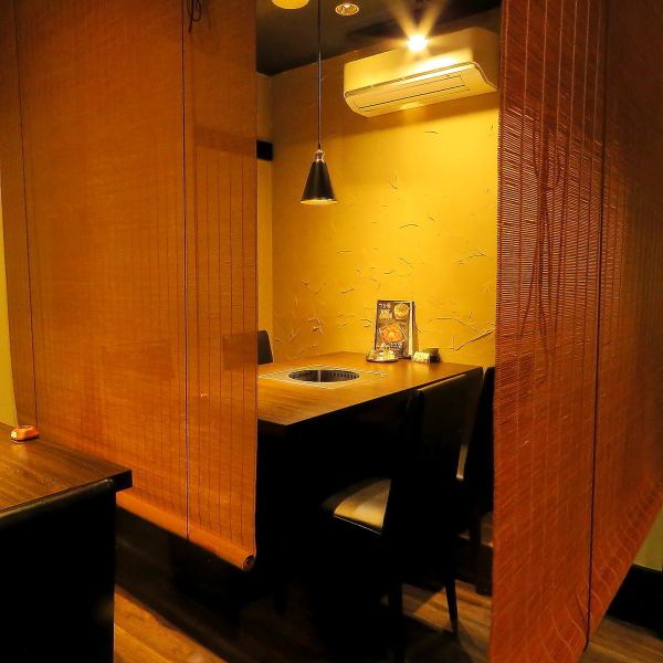 各テーブルには仕切りがあり、半個室風の空間になっております。会社宴会など各種宴会や女子会、デートなど、各種シーンでご活用ください。貸切もご相談に応じてご対応いたします。