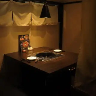 全てお席が区切れます。しっかりとカーテンで仕切っており、2名から4名様の御席で他のお客様が通ったりしないお席です。