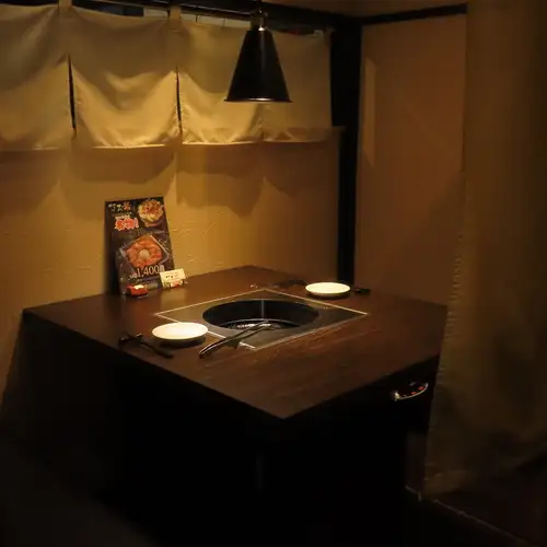 全てお席が区切れます。しっかりとカーテンで仕切っており、2名から4名様の御席で他のお客様が通ったりしないお席です。