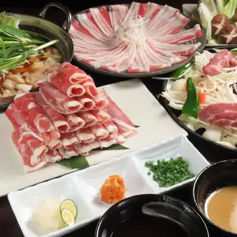 【年末派对套餐（主菜任选）】和牛杂火锅、3种蒙古烤肉或羊肉涮涮锅任选2道菜，价格为6500日元。