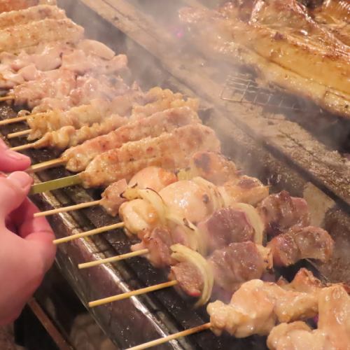 ≪The aroma of the charcoal fire brings out the deliciousness of the yakitori★Popular menu items on one plate≫ Assortment of 5 kinds of skewers \1,250 (tax included)