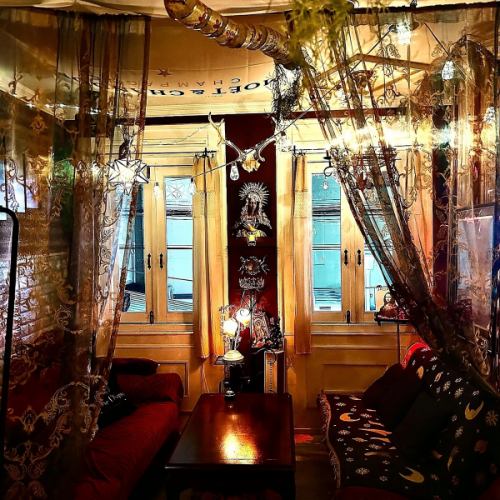 [Extraordinary space]