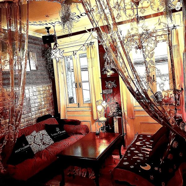 【隠れ家空間】カウンター8席、カップルソファ1席、3名様から5名様ソファ席の少人数ゲスト様向けに特化した造りとなっております。デート、誕生日、親しい仲間内だけでの歓送迎会や同窓会、喧騒を忘れ少人数でしっとりと過ごす、あらゆるシチュエーションに是非ご利用ください