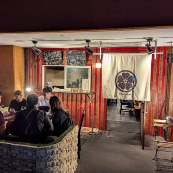 Terrace seats in front of the shop.Up to 5 people can use this room.You can enjoy your meal while taking in the outdoor air. It's also popular with families.Smoking is allowed.BBQ is also available for one group per day.