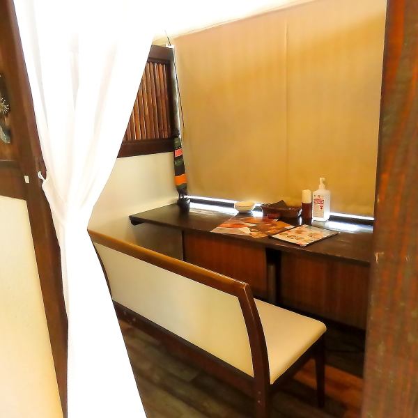 Semi-private couple seats with a nice side-by-side sofa.It is a very popular seat for dates and girls-only gatherings.Please enjoy delicious food and your favorite drink ♪ We also accept surprises for birthdays and anniversaries, so please contact us by the day before if you wish.I congratulate you with all my heart!