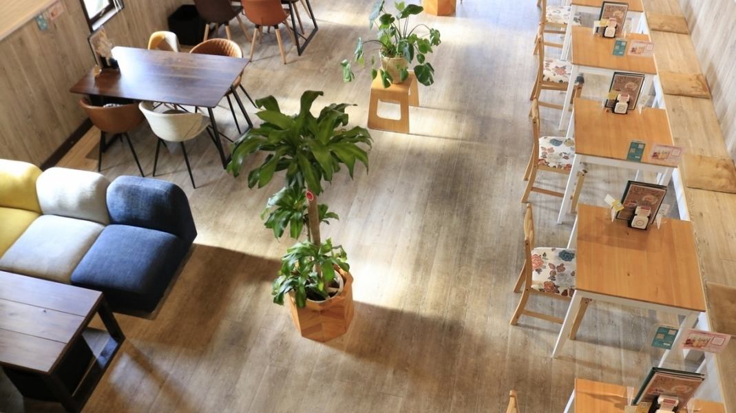 明るく広々とした店内は、テーブル席、ソファ席もございますのでゆったりお過ごしいただけます。店内はハワイアンな雰囲気でリゾートにきた気分を味わえます♪お食事などご家族やご友人、またはお一人でゆったりしたい時にぴったりです！