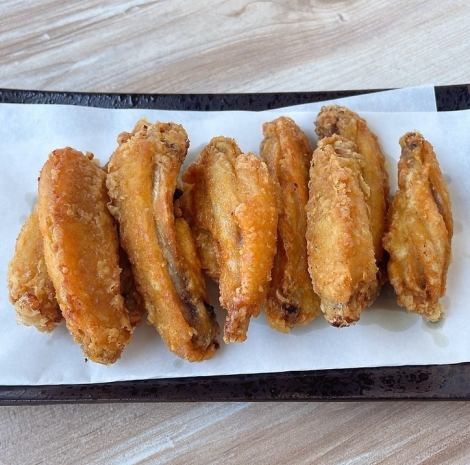 【ビールやお酒が止まらない！】ハラペコぼうやとガッツリお嬢名物手羽の唐揚げ800円(税込)