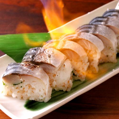 眼前烤的鯖魚棒壽司！