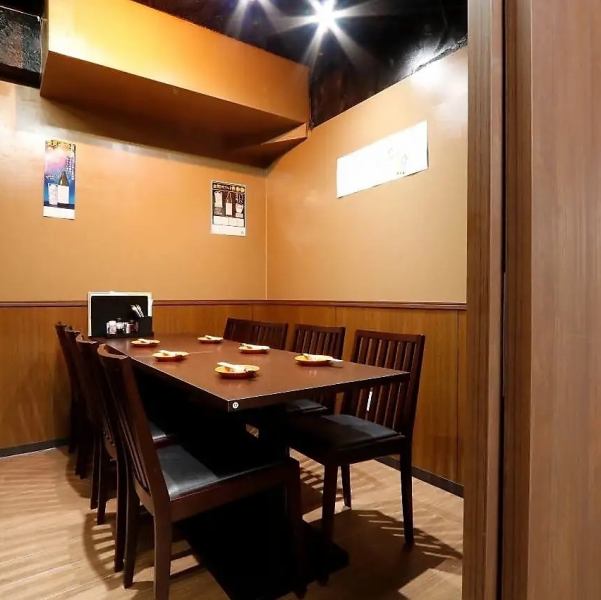 当店には個室が3つあり、プライベートな空間を、しっかりと確保できます。落ち着いた雰囲気の店内で、周囲を気にすることなく、ごゆっくりとお楽しみいただけます。大切なお食事や、ご友人との集まりにも最適です。リラックスした時間をお過ごしいただけるよう、心を込めたおもてなしをいたします。ぜひ、ご利用ください！