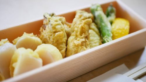 广岛牡蛎和北海道扇贝天妇罗