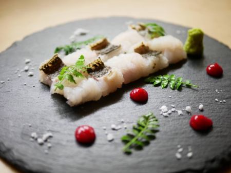 使用广岛特产、时令蔬菜、新鲜濑户内鱼、备长炭的创意炭火料理