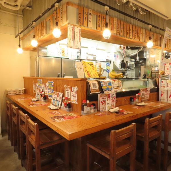 【お一人様のご利用も歓迎です◎】当店ではカウンター席も完備しており、お一人様でもお気軽にご利用いただける空間をご提供しております！下町の雰囲気そのままにサクッと立ち寄れて和気藹々とした雰囲気は居心地抜群です！！毎日深夜まで営業中です！　※画像は系列店舗です