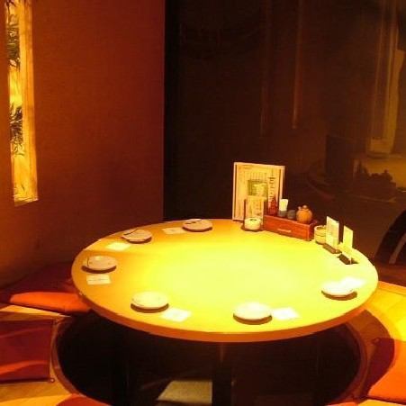 There are 10 private rooms with sunken kotatsu for 2 to 12 people.Women can stretch their legs and relax! We also have popular round table seats with horigotatsu, so you can enjoy a different atmosphere from the square table seats! Reservations are recommended as it is very popular!