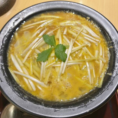 Yellow chives and egg simmered in soba sauce