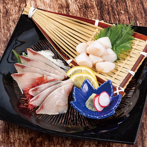 Two kinds of sashimi: yellowtail and large scallop
