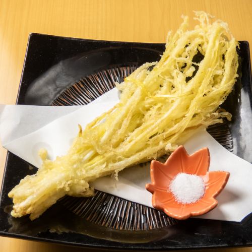 金黄色的整根韭菜天妇罗