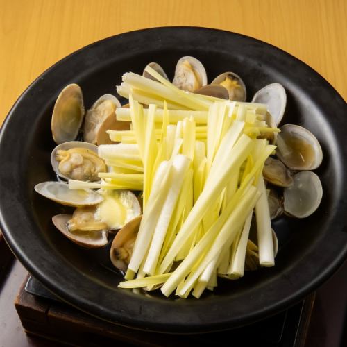 清酒蒸黄韭菜和蛤蜊