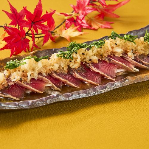 Straw-grilled bonito tataki with grated daikon radish and maple leaf sauce