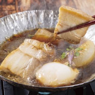 蕎麦つゆで煮る豚角煮～温玉添え～