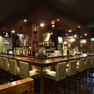 Counter seats on the second floor! These counter seats are perfect for two people to drink together. How about having a second party after the BBQ? We have a variety of cocktails available!