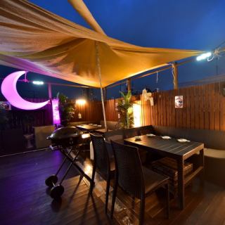 The atmosphere at night is undeniable. We expect to be in high demand, so please contact us early if you wish to use the restaurant. We also accept reservations for groups of 6 to 10 people.