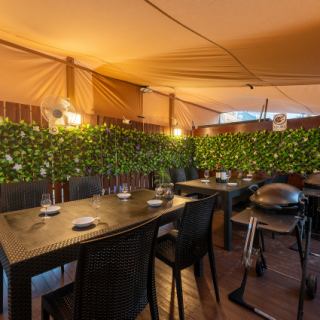 The retractable tent protects you from the sun and rain!