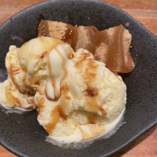 Warabi mochi and black honey ice cream