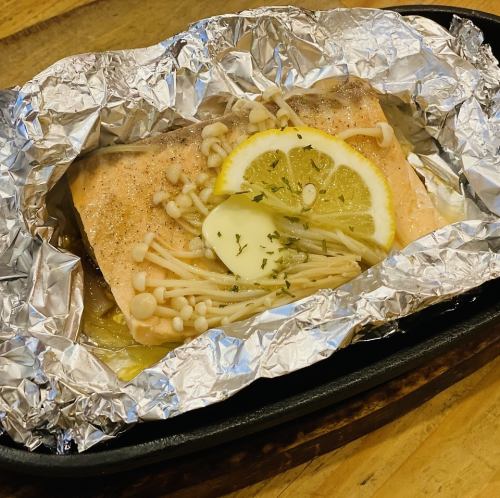 [Salmon and mushroom baked in foil]