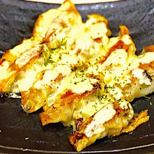 チーズ焼き餃子