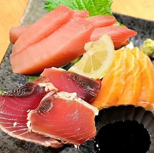 たこ、サーモン、かつおのたたきの盛合せ