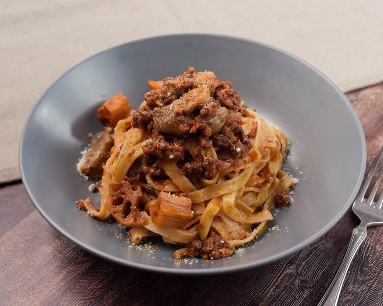 メニューの一番人気は淡路牛のボロネーゼ。生パスタのフェットチーネとの相性も抜群！