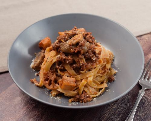 メニューの一番人気は淡路牛のボロネーゼ。生パスタのフェットチーネとの相性も抜群！