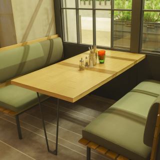 広いソファー席。お子様連れに人気です♪