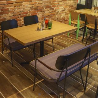 店内奥のソファー席です。落ち着いた雰囲気をお楽しみください