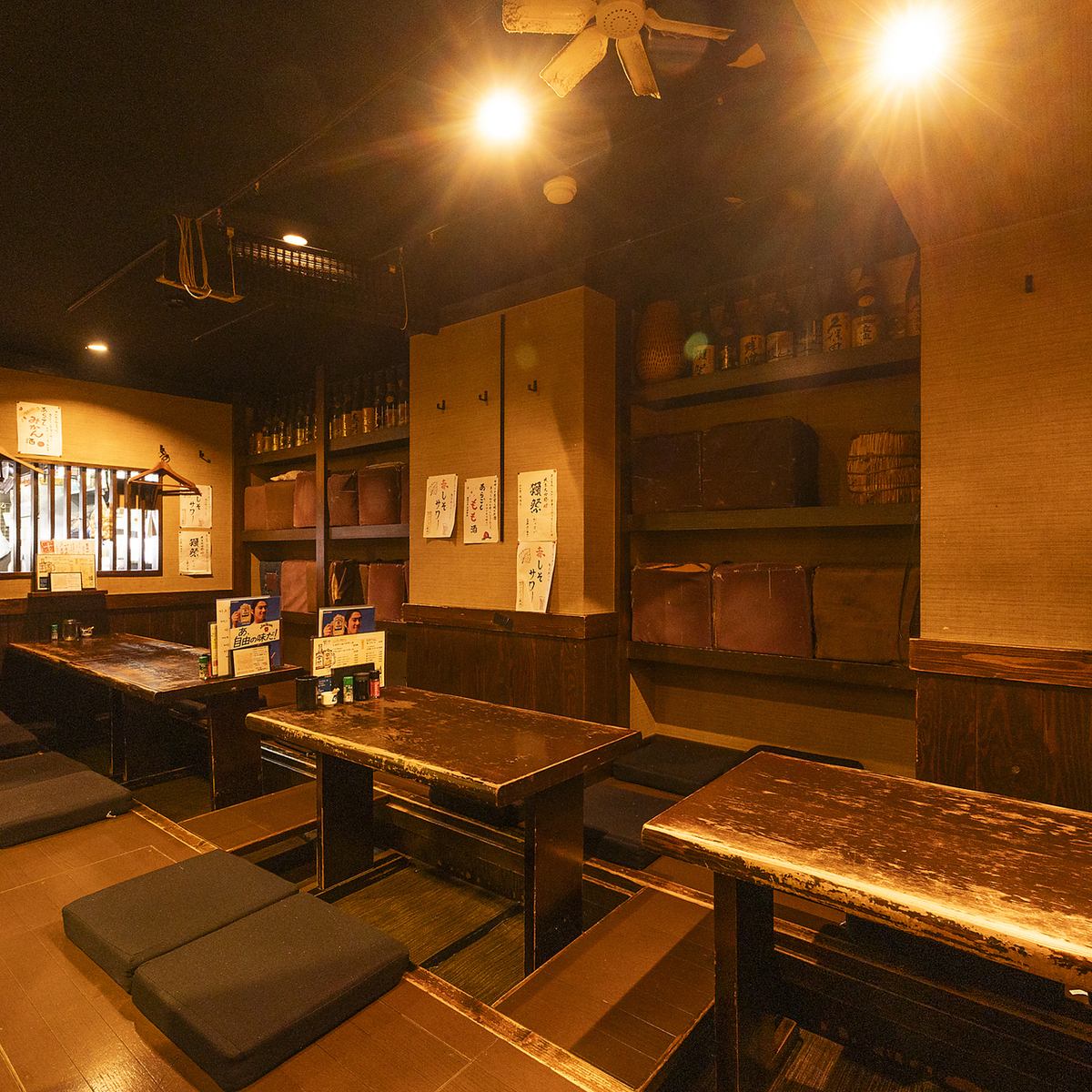 仲間と囲む掘りごたつ席で今夜も乾杯