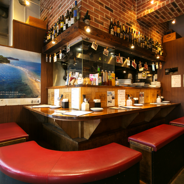 Counter seats are recommended for dates and small groups! It is one of enjoyment to communicate with cute layout photos, brick walls, counter staff's unique staff ♪