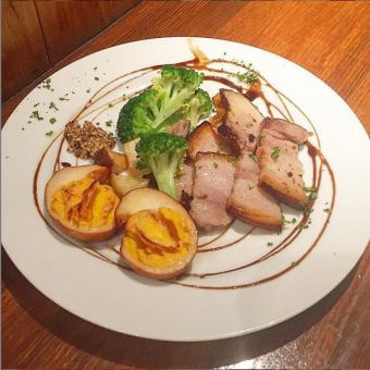Sanuki Olive Yumebuta's homemade bacon served with smoked egg