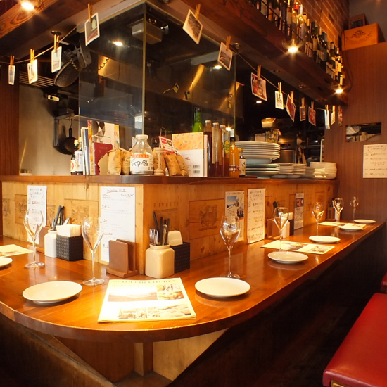 小上がり風の半個室席や、おしゃれなカウンター席ございます！