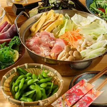 【桜コース】2時間飲み放題付き!!鶏せせりとももの鉄板黒焼き、水炊き鍋など7品を堪能!!鍋有り