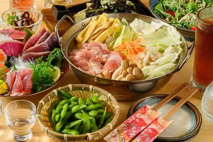 【桜コース】2時間飲み放題付き!!鶏せせりとももの鉄板黒焼き、水炊き鍋など7品を堪能!!鍋有り