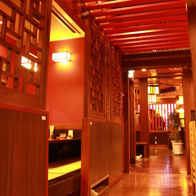 木の温もり溢れるアットホームな空間で贅沢ディナーを楽しめる！