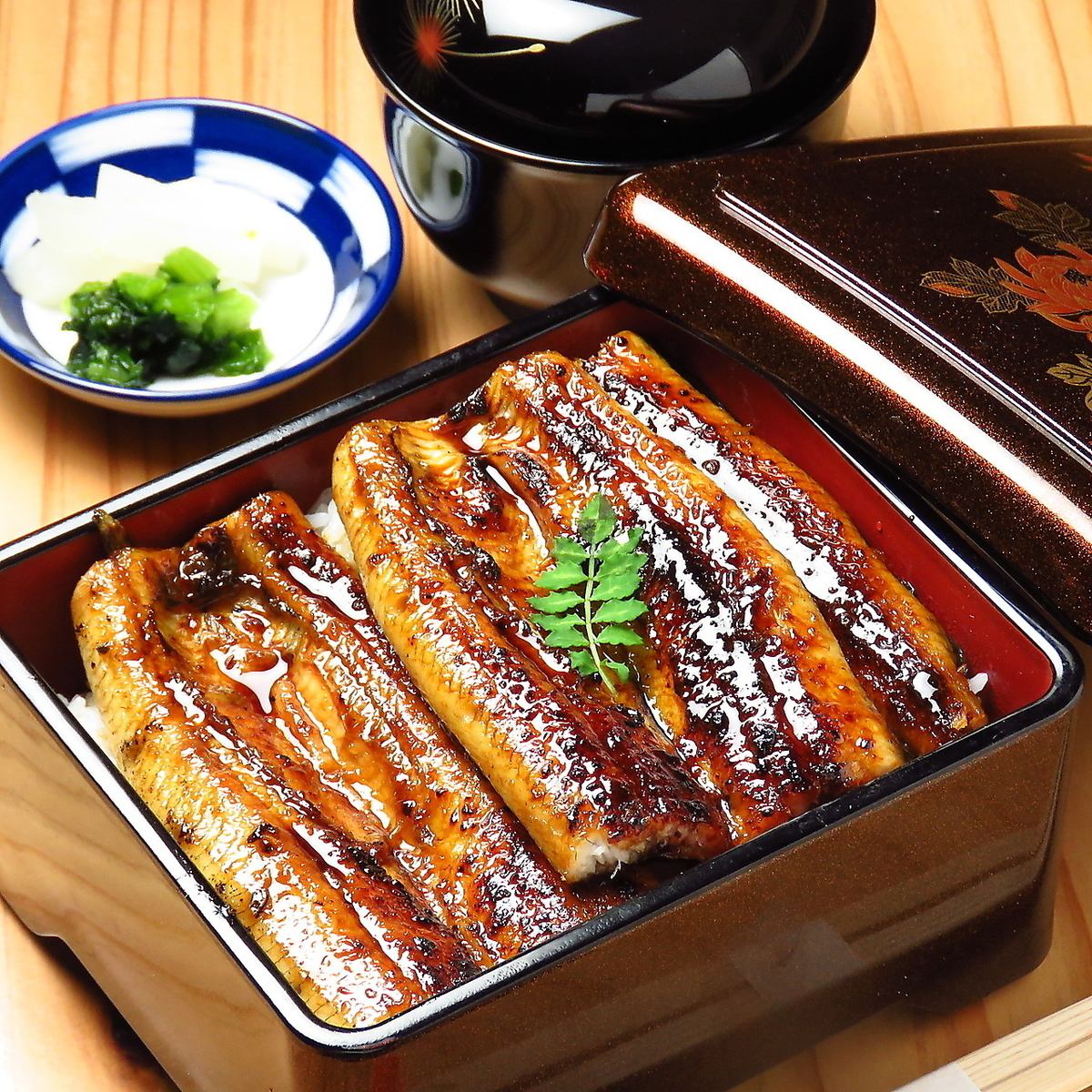 炭で丁寧に焼き上げ旨味を凝縮させたうなぎをうな重でどうぞ。