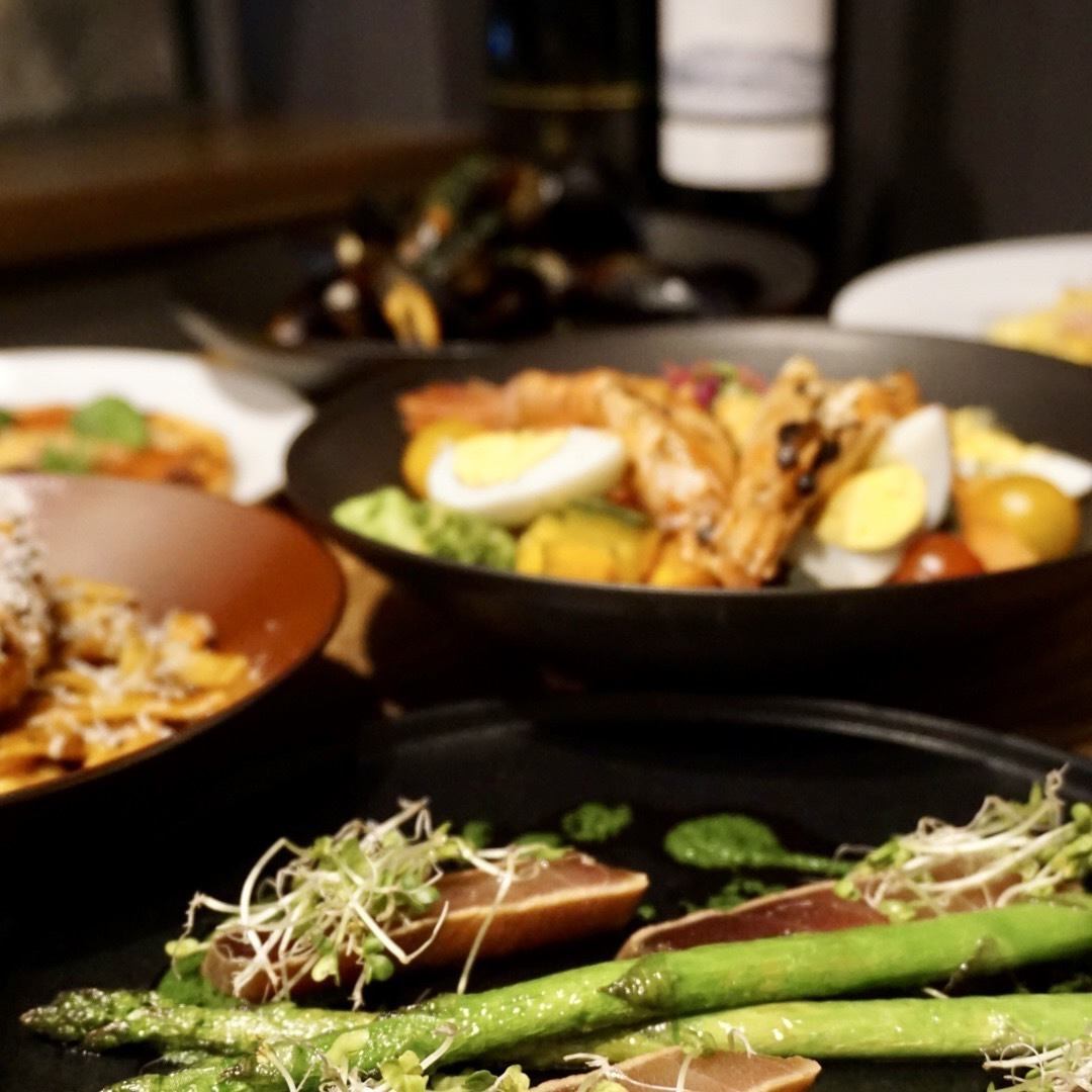 店内にくつろげるカウンター席をご用意。お酒も種類豊富です!