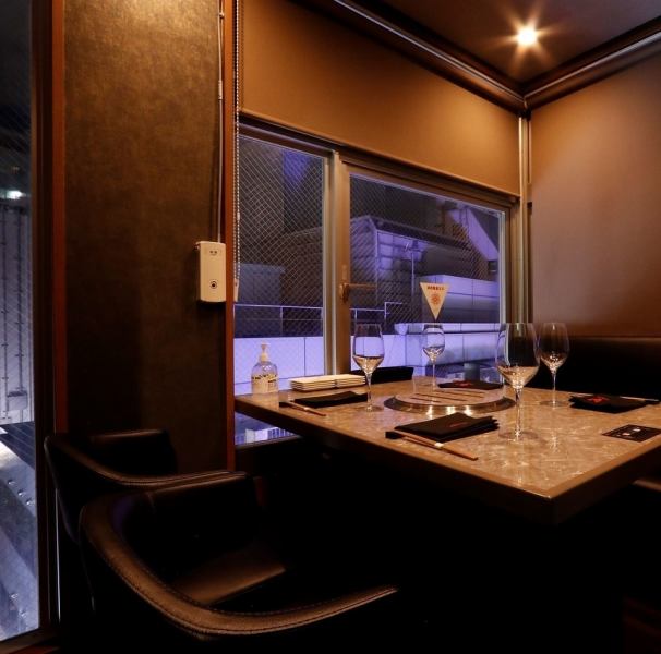 All seats are [completely private rooms].2 people up to 16 people.For various banquets such as entertainment, girls-only gatherings, joint parties, anniversaries, etc. Please relax and enjoy your time with your friends in our private rooms.Boasting atmosphere x private room